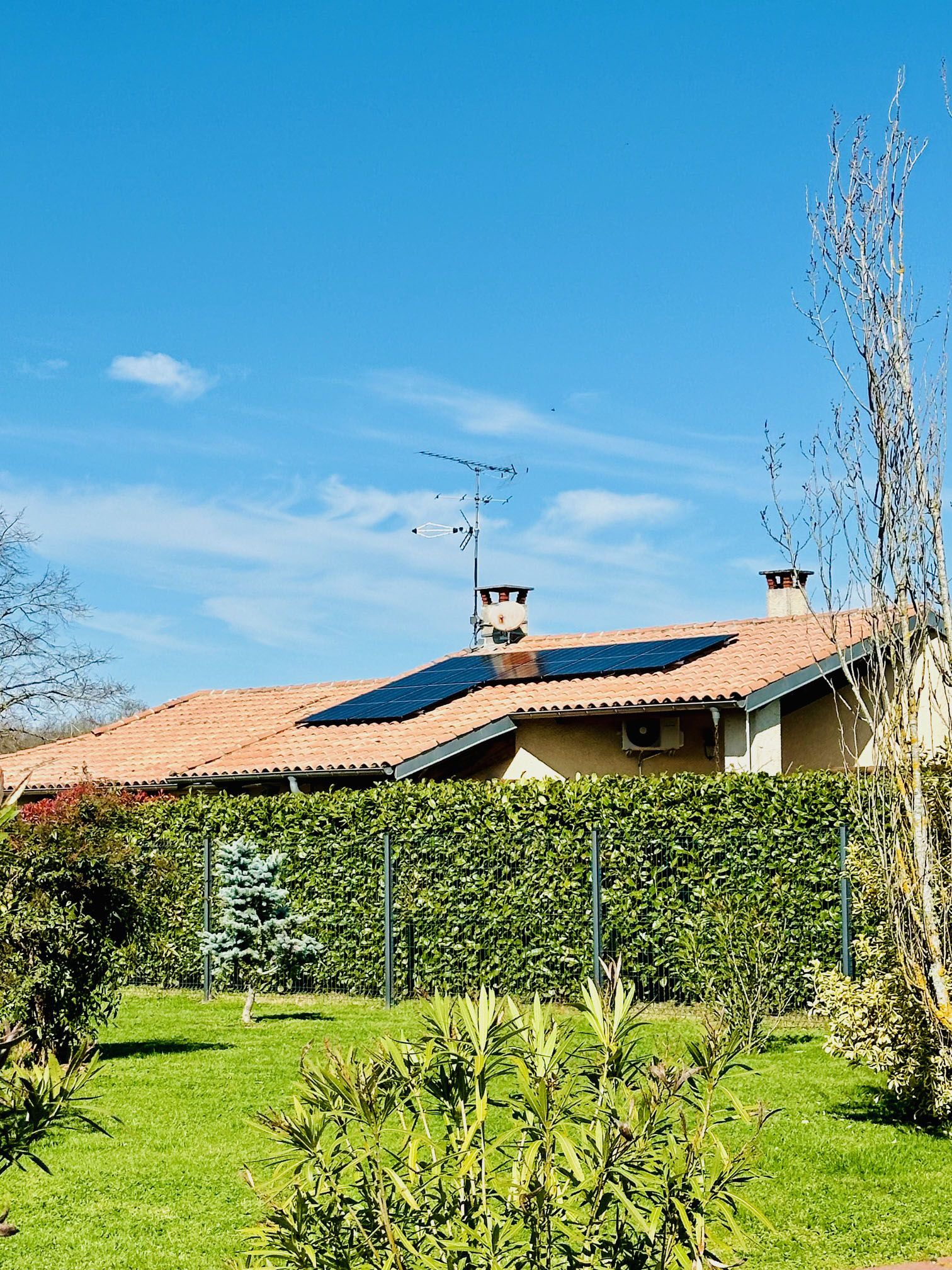 centrale photovoltaïque avec 7 panneaux 425 Wc réalisée à Vacquiers département de la Haute Garonne