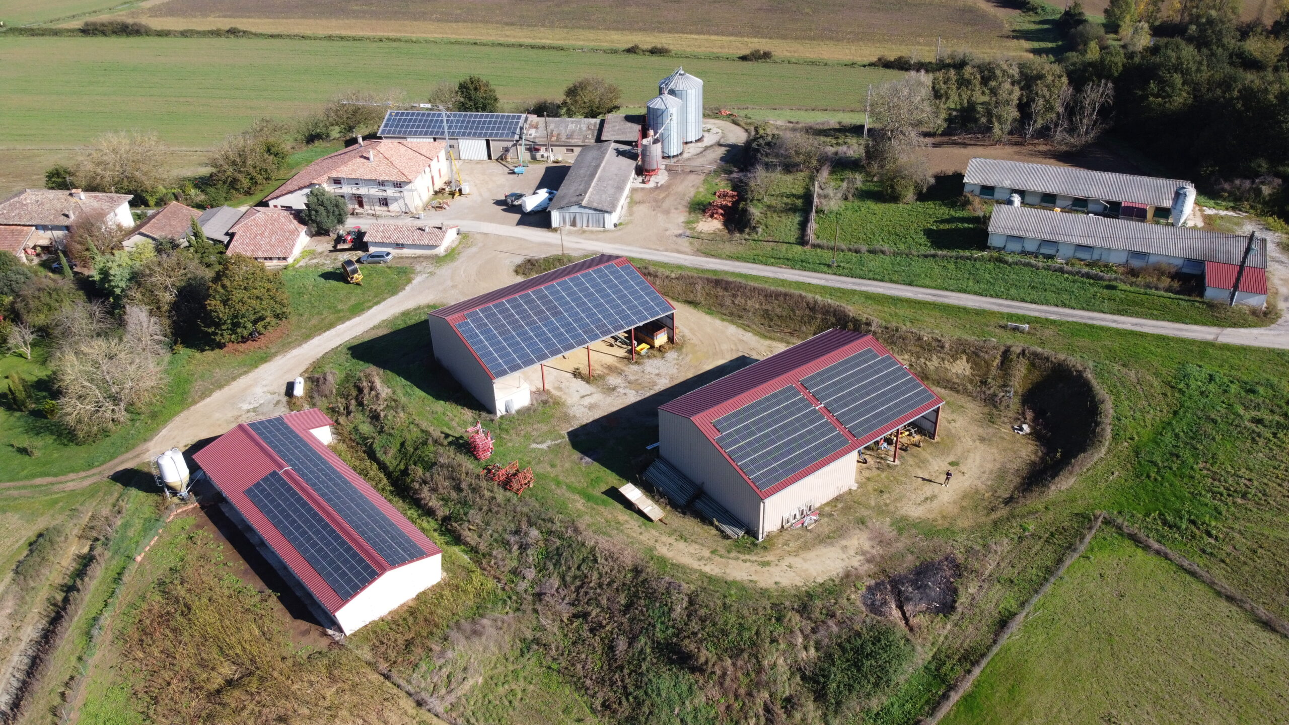 Panneaux solaires en autofinancement sur hangars agricoles